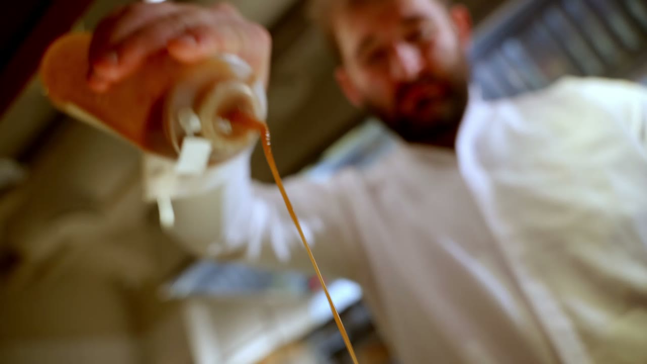 Подача: свет поставлен под продукт