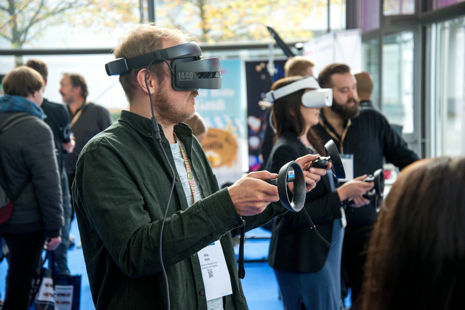 Гости в VR-шлемах на площадке